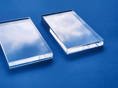 Mavi arkaplanda şeffaf cam aygıt, geleceğin teknolojisi ve soyut ekran modelleme konsepti