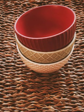 Kırsal hasır arka planda küçük boş seramik ölçü kaseleri, gıda hazırlama düzlüğü ve pişirme tasarımı konsepti