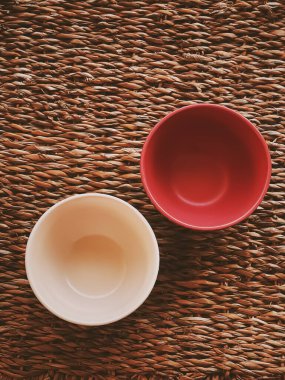 Kırsal hasır arka planda küçük boş seramik ölçü kaseleri, gıda hazırlama düzlüğü ve pişirme tasarımı konsepti