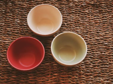 Kırsal hasır arka planda küçük boş seramik ölçü kaseleri, gıda hazırlama düzlüğü ve pişirme tasarımı konsepti