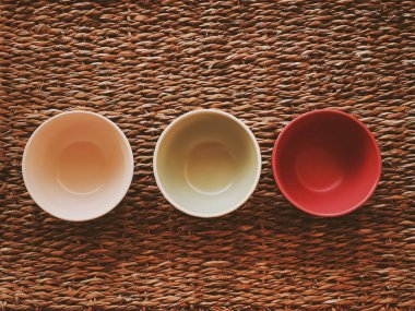 Kırsal hasır arka planda küçük boş seramik ölçü kaseleri, gıda hazırlama düzlüğü ve pişirme tasarımı konsepti