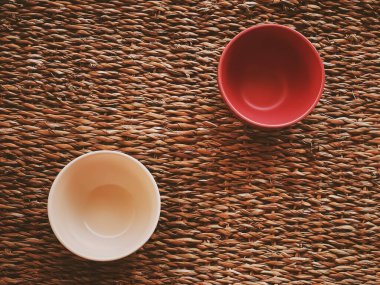 Kırsal hasır arka planda küçük boş seramik ölçü kaseleri, gıda hazırlama düzlüğü ve pişirme tasarımı konsepti