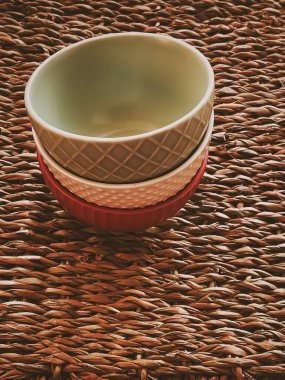 Kırsal hasır arka planda küçük boş seramik ölçü kaseleri, gıda hazırlama düzlüğü ve pişirme tasarımı konsepti