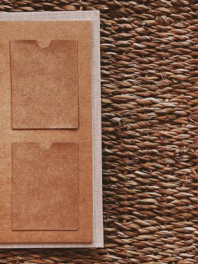 Klasik aile albümü, seyahat günlüğü, fotoğraf defteri, yemek kitabı veya eski günlük, sürdürülebilir kağıt kırtasiyesi modeli ve albüm tasarımı konsepti