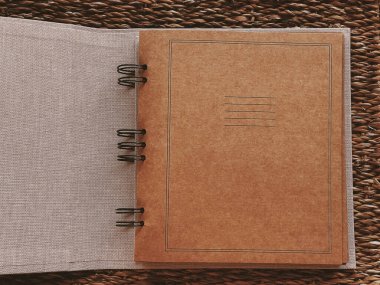 Klasik aile albümü, seyahat günlüğü, fotoğraf defteri, yemek kitabı veya eski günlük, sürdürülebilir kağıt kırtasiyesi modeli ve albüm tasarımı konsepti
