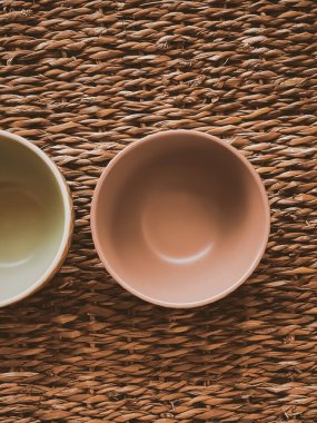 Kırsal hasır arka planda küçük boş seramik ölçü kaseleri, gıda hazırlama düzlüğü ve pişirme tasarımı konsepti