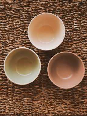 Kırsal hasır arka planda küçük boş seramik ölçü kaseleri, gıda hazırlama düzlüğü ve pişirme tasarımı konsepti