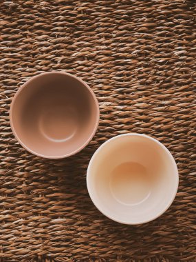 Kırsal hasır arka planda küçük boş seramik ölçü kaseleri, gıda hazırlama düzlüğü ve pişirme tasarımı konsepti