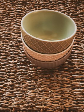 Kırsal hasır arka planda küçük boş seramik ölçü kaseleri, gıda hazırlama düzlüğü ve pişirme tasarımı konsepti