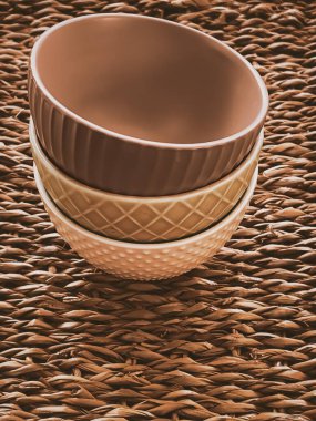 Kırsal hasır arka planda küçük boş seramik ölçü kaseleri, gıda hazırlama düzlüğü ve pişirme tasarımı konsepti