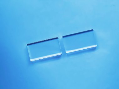 Mavi arkaplanda cam cihaz, gelecekteki teknoloji ve soyut ekran tasarım konsepti