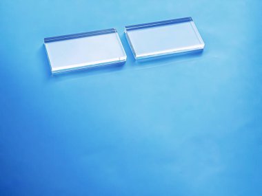 Mavi arkaplanda cam cihaz, gelecekteki teknoloji ve soyut ekran tasarım konsepti