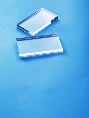 Mavi arkaplanda cam cihaz, gelecekteki teknoloji ve soyut ekran tasarım konsepti