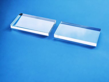 Mavi arkaplanda cam cihaz, gelecekteki teknoloji ve soyut ekran tasarım konsepti