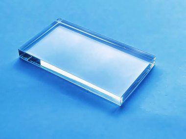 Mavi arkaplanda cam cihaz, gelecekteki teknoloji ve soyut ekran tasarım konsepti