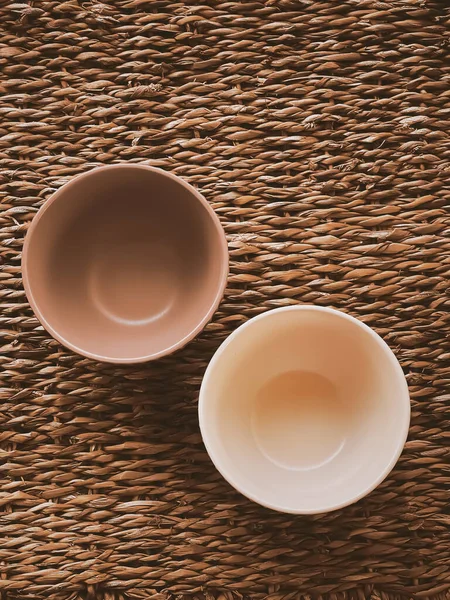 Kırsal hasır arka planda küçük boş seramik ölçü kaseleri, gıda hazırlama düzlüğü ve pişirme tasarımı konsepti