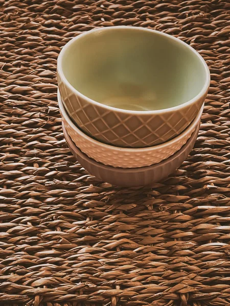 Kırsal hasır arka planda küçük boş seramik ölçü kaseleri, gıda hazırlama düzlüğü ve pişirme tasarımı konsepti