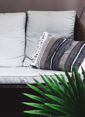 Bahçe mobilyalarının tasarım ayrıntıları, ev dekoru ve teras iç mekan konsepti olarak açık kanepe ve yastıklar