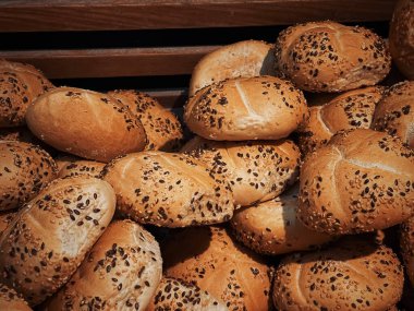 Köy fırınında taze ekmek ve çörekler, kırsal alanda pişmiş yiyecekler ve kırsal gıda pazarı kavramı.