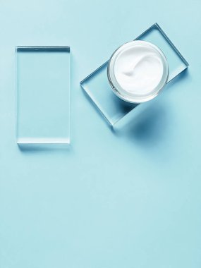 Cam ve nane arkaplanda yüz kremi kavanozu, güzellik ürünü ve cilt bakımı, kozmetik bilimi konsepti