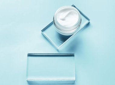 Cam ve nane arkaplanda yüz kremi kavanozu, güzellik ürünü ve cilt bakımı, kozmetik bilimi konsepti