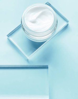Cam ve nane arkaplanda yüz kremi kavanozu, güzellik ürünü ve cilt bakımı, kozmetik bilimi konsepti