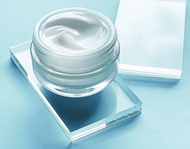 Cam ve nane arkaplanda yüz kremi kavanozu, güzellik ürünü ve cilt bakımı, kozmetik bilimi konsepti