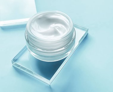 Cam ve nane arkaplanda yüz kremi kavanozu, güzellik ürünü ve cilt bakımı, kozmetik bilimi konsepti