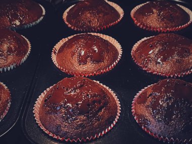 Fırında çikolatalı kek pişirme, ev yapımı kek tarifi, yemek ve pişirme konsepti.