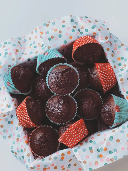 甘いデザートとしてチョコレートマフィン 自家製ケーキレシピ 食品やベーキングコンセプト — ストック写真