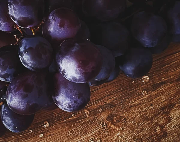 Tahta Masada Olgun Sulu Koyu Üzümler Yemek Şarap Organik Meyve — Stok fotoğraf