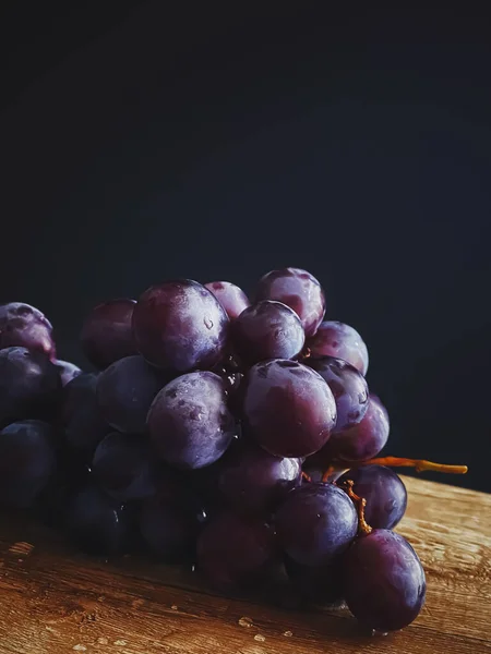 Reife Saftige Dunkle Trauben Auf Holztisch Essen Und Wein Bio — Stockfoto