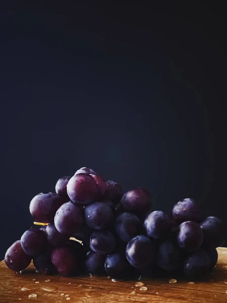 Dojrzałe Soczyste Ciemne Winogrona Drewnianym Biurku Jedzenie Wino Ekologiczna Koncepcja — Zdjęcie stockowe