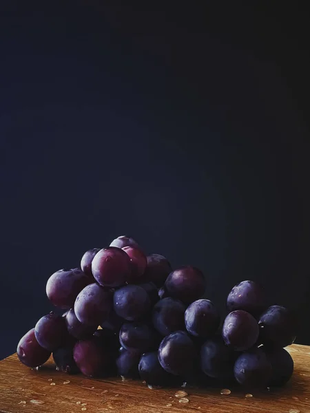 Mogna Saftiga Mörka Druvor Träbord Mat Och Vin Ekologiskt Fruktkoncept — Stockfoto