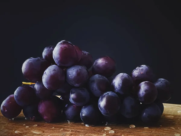 Mogna Saftiga Mörka Druvor Träbord Mat Och Vin Ekologiskt Fruktkoncept — Stockfoto