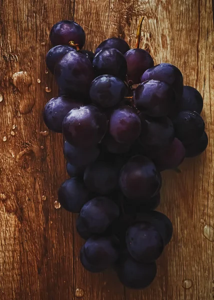 Reife Saftige Dunkle Trauben Auf Holztisch Essen Und Wein Bio — Stockfoto