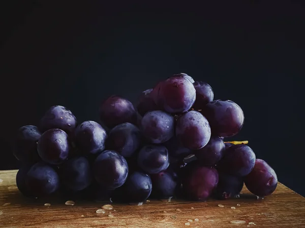 Mogna Saftiga Mörka Druvor Träbord Mat Och Vin Ekologiskt Fruktkoncept — Stockfoto