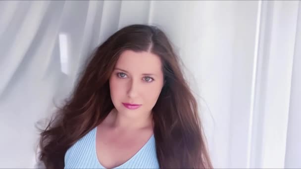 Vacker Ung Kvinna Med Lång Frisyr Slow Motion Porträtt Inomhus — Stockvideo