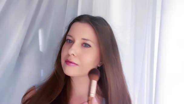 Όμορφη Νεαρή Γυναίκα Που Εφαρμόζει Καλλυντική Σκόνη Πινέλο Μακιγιάζ Πορτρέτο — Αρχείο Βίντεο