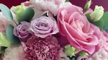Güzel bir buket pembe çiçek bayram hediyesi olarak, lüks çiçek tasarımı konsepti