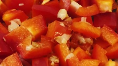 Çan biberi ve domatesleri sarımsak, soğan ve organik yağla pişirmek, dökme demir tavada domates sosu yapmak, ev yapımı ve yemek hazırlama, ev yapımı tarifler ve konfor konsepti.