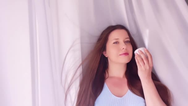 Schöne Junge Frau Mit Gesichtscreme Feuchtigkeitscreme Zeitlupe Schönheit Porträt Drinnen — Stockvideo