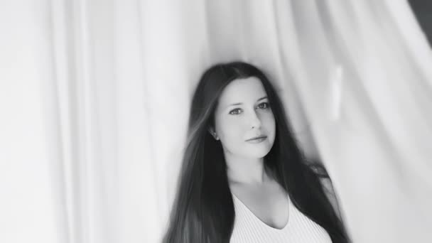 Красива Молода Жінка Довгою Зачіскою Чорно Білий Повільний Портрет Руху — стокове відео