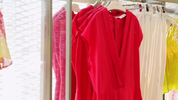 Luxe Damesmode Collectie Boetiek Assortiment Stijlvolle Kleding Hangers Kledingwinkel Retail — Stockvideo