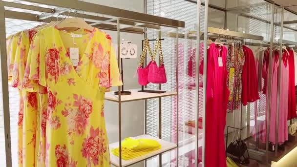Luxuskollektion Weiblicher Mode Der Boutique Sortiment Stilvoller Kleidung Auf Kleiderbügeln — Stockvideo