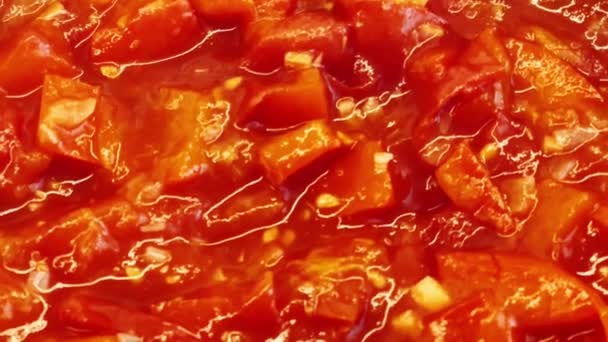 Paprika Und Tomaten Mit Knoblauch Zwiebeln Und Bio Gusseiserner Pfanne — Stockvideo