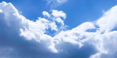 Bulutlu güneşli gökyüzü soyut arkaplan, parlak renkler, doğada güzellik