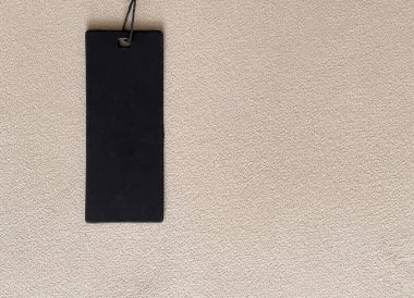 Lüks siyah moda etiketi, kumaş arkaplanda indirim kartı, alışveriş ve perakende konsepti