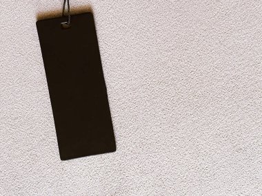 Lüks siyah moda etiketi, kumaş arkaplanda indirim kartı, alışveriş ve perakende konsepti
