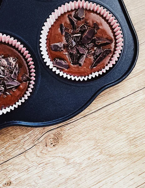 Σοκολάτα Muffins Κτύπημα Φόρμα Ψησίματος Σπιτικό Κέικ Συνταγή Τροφίμων Και — Φωτογραφία Αρχείου